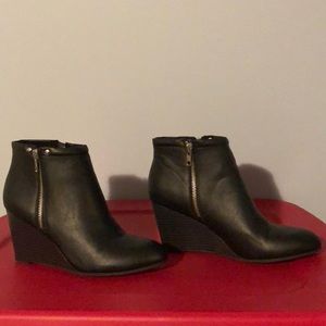 Black wedge bootie/ ankle boots. EUC